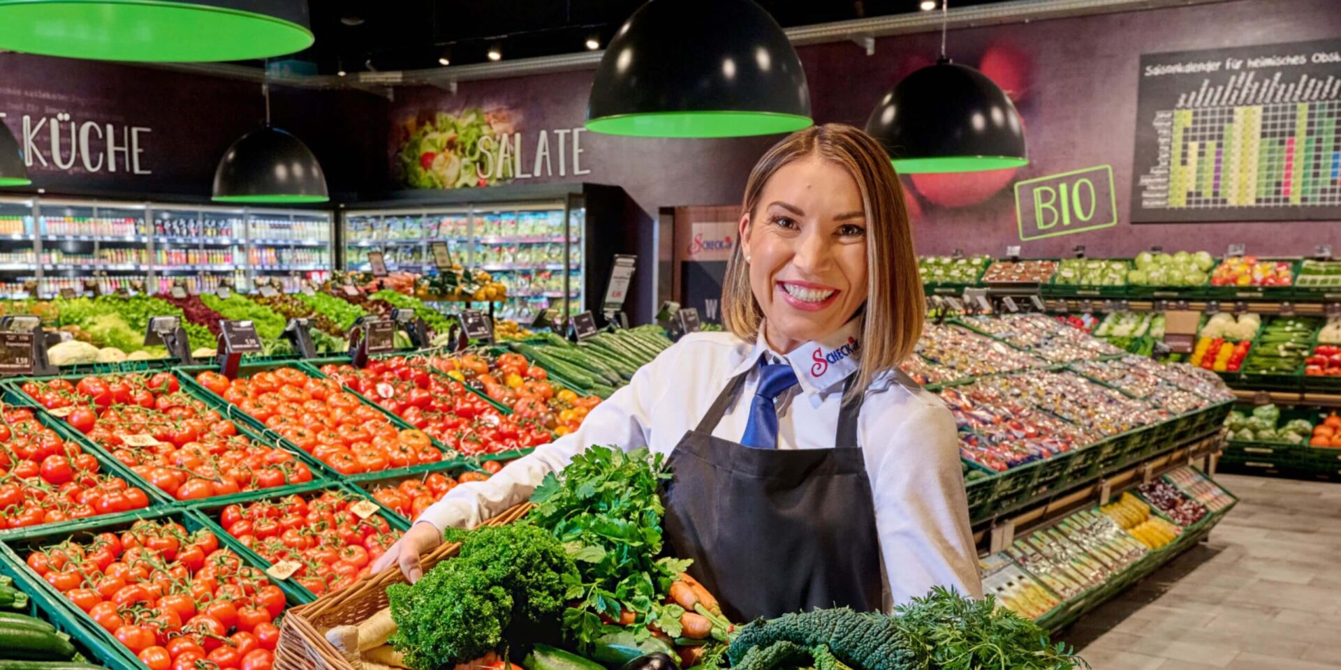 Person vor Obst-und-Gemüse-Abteilung